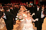 Kaiserball 2008 "Zwei Herzen im Dreivierteltakt". Die &Ouml;sterreichisch-Bayerische Gesellschaft l&auml;dt wieder ein zu einem der elegantesten B&auml;lle M&uuml;nchens mit dem traditionellen Wiener Flair (Foto. Martin Schmitz)